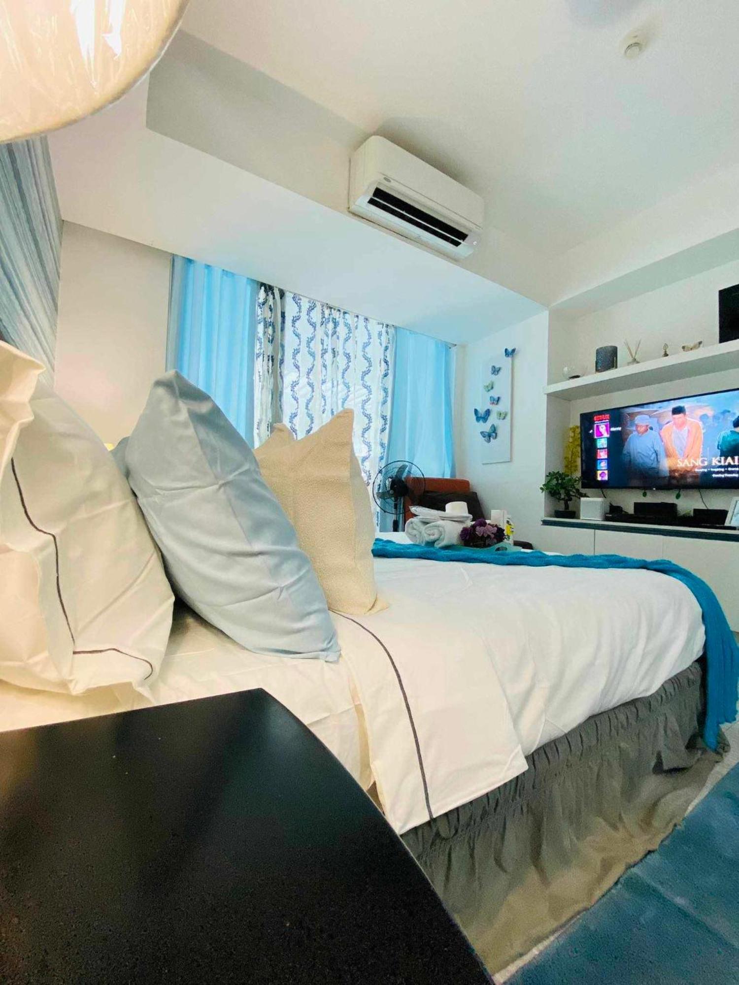 Manila Urban Resort At Azure Екстериор снимка