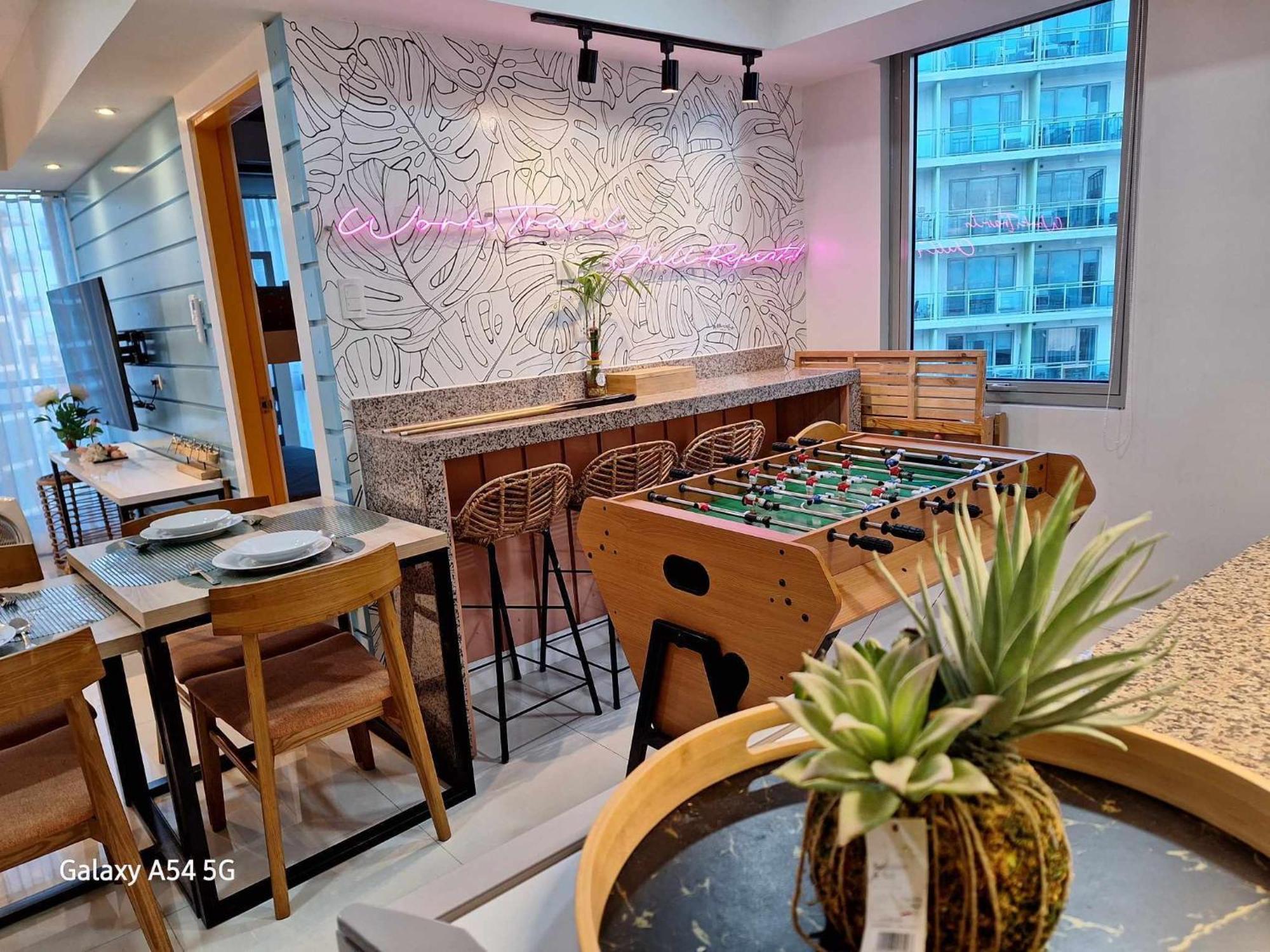 Manila Urban Resort At Azure Екстериор снимка