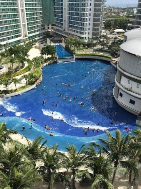 Manila Urban Resort At Azure Екстериор снимка