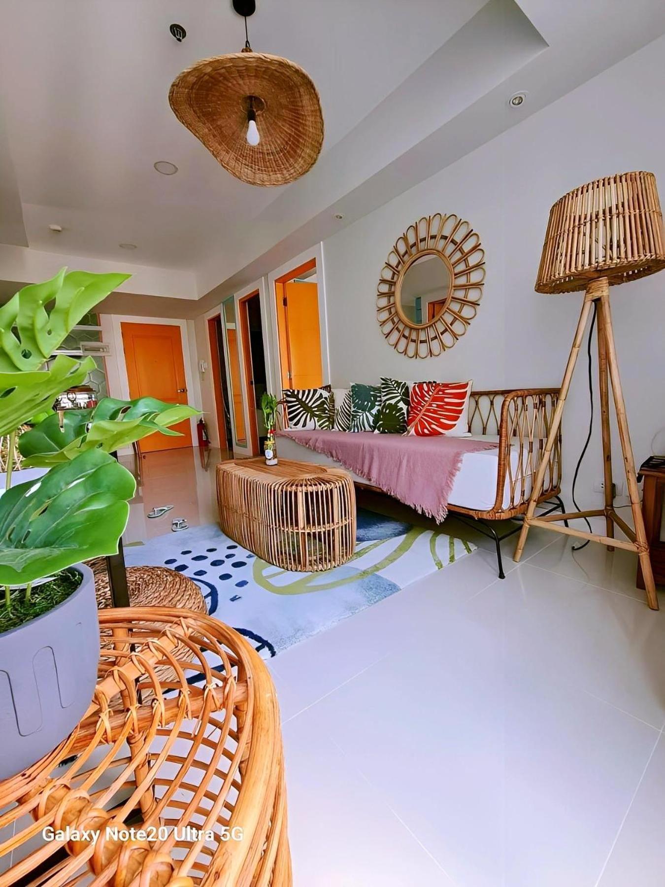 Manila Urban Resort At Azure Екстериор снимка