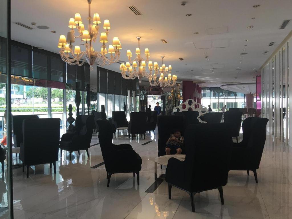 Manila Urban Resort At Azure Екстериор снимка