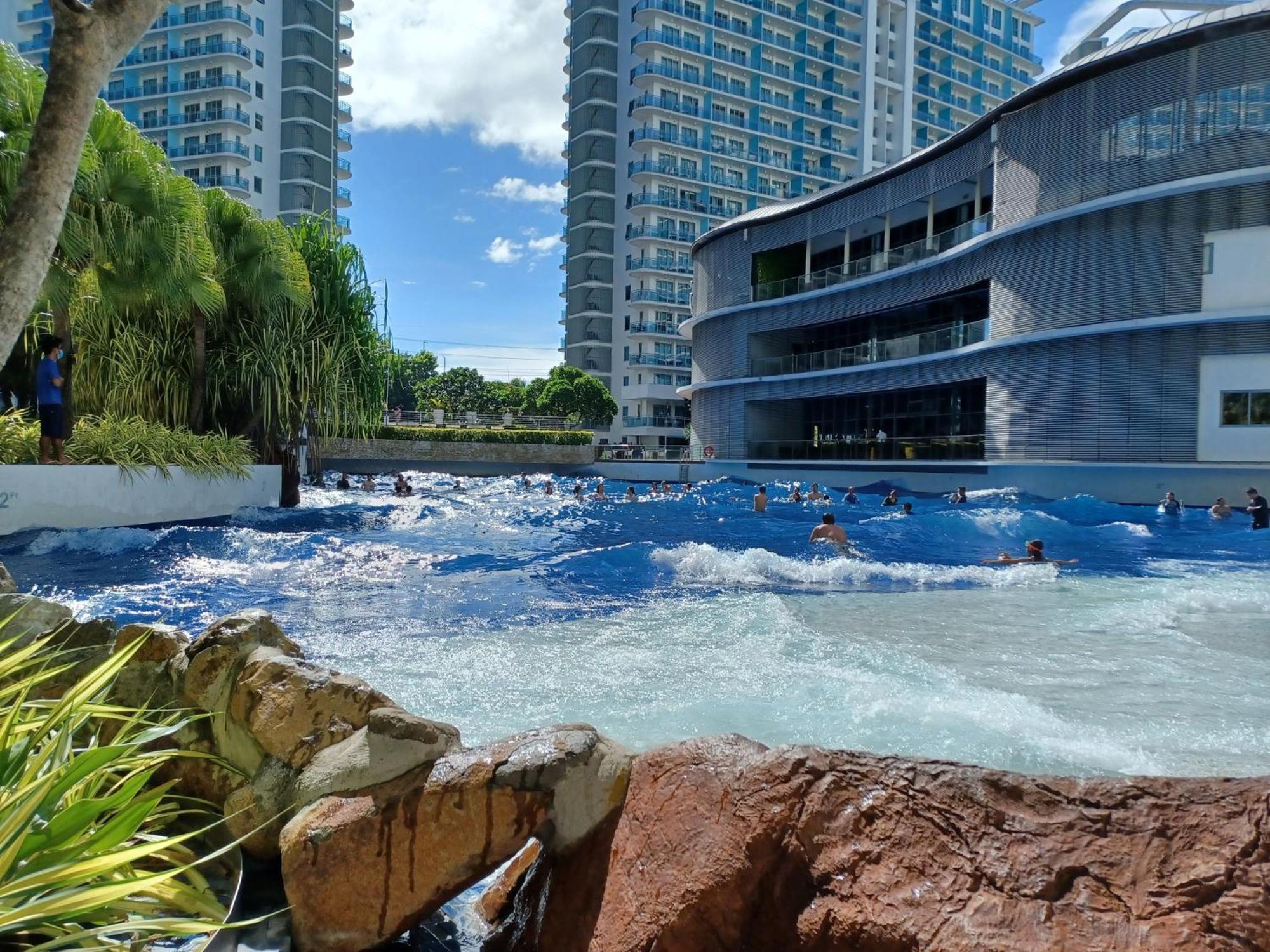 Manila Urban Resort At Azure Екстериор снимка
