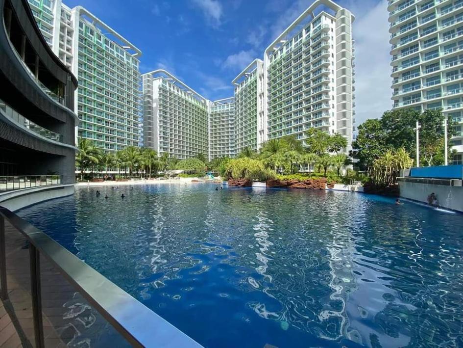 Manila Urban Resort At Azure Екстериор снимка