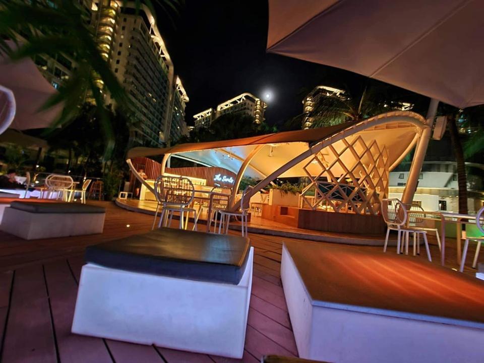 Manila Urban Resort At Azure Екстериор снимка