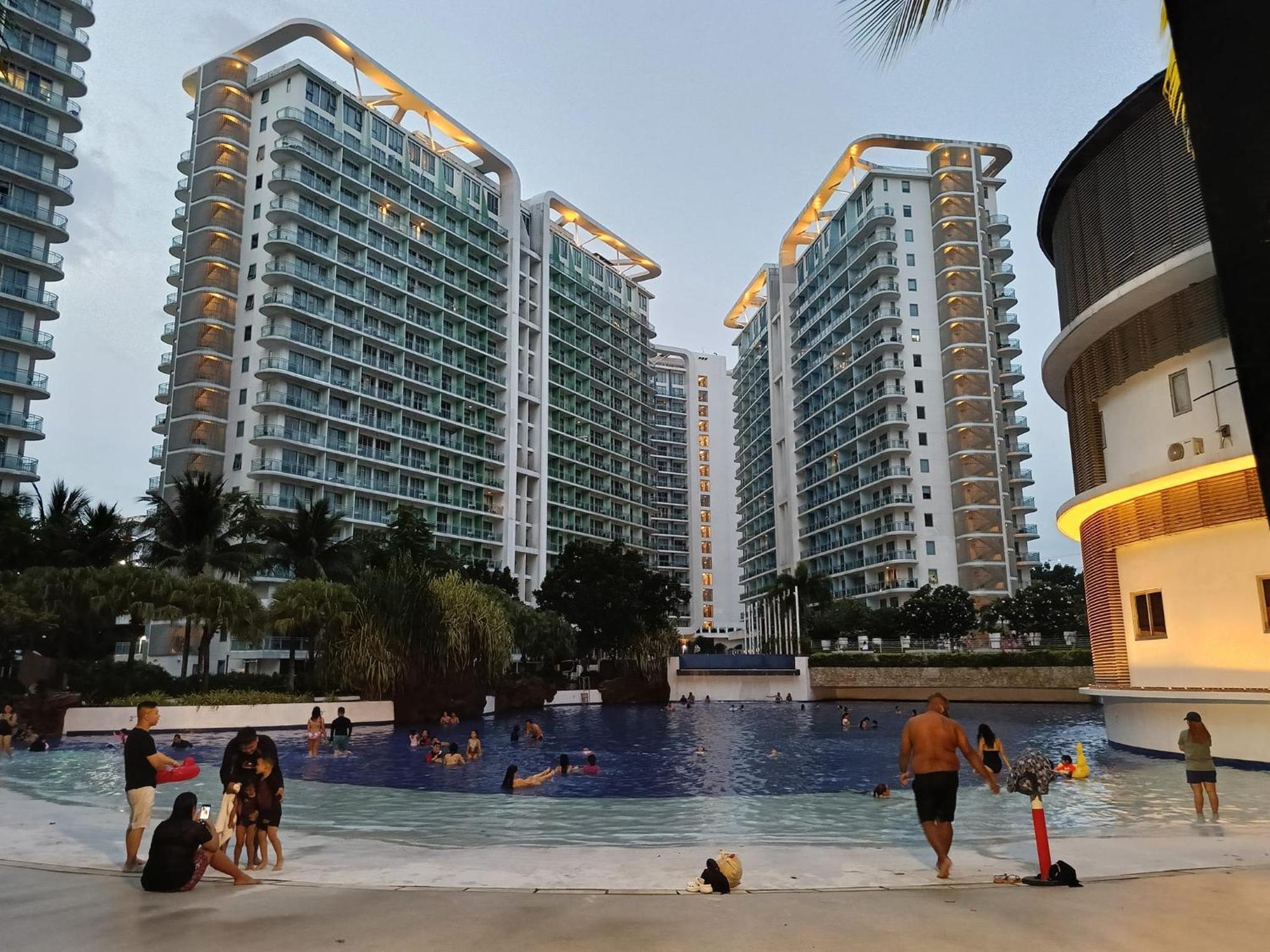 Manila Urban Resort At Azure Екстериор снимка