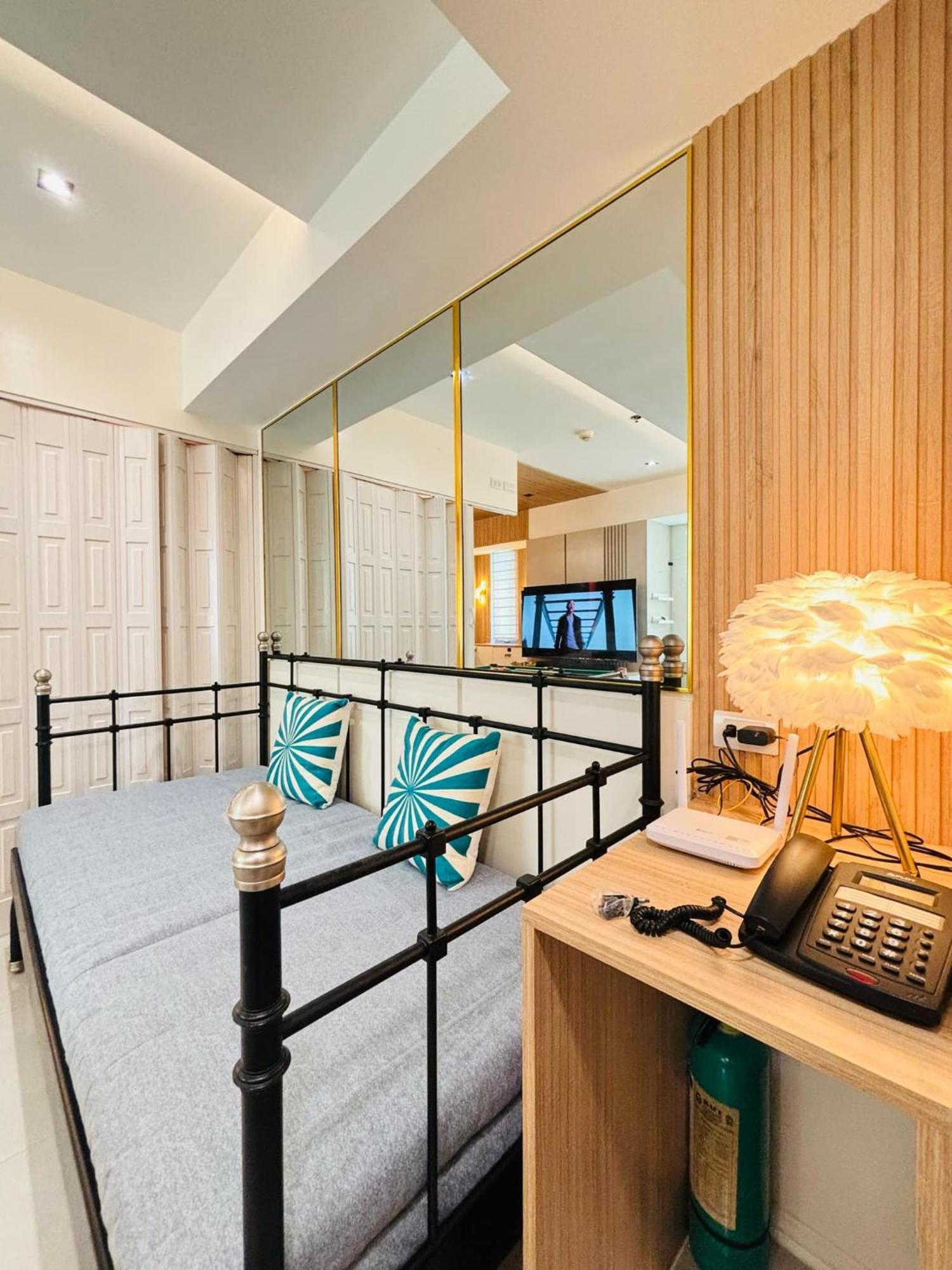 Manila Urban Resort At Azure Екстериор снимка