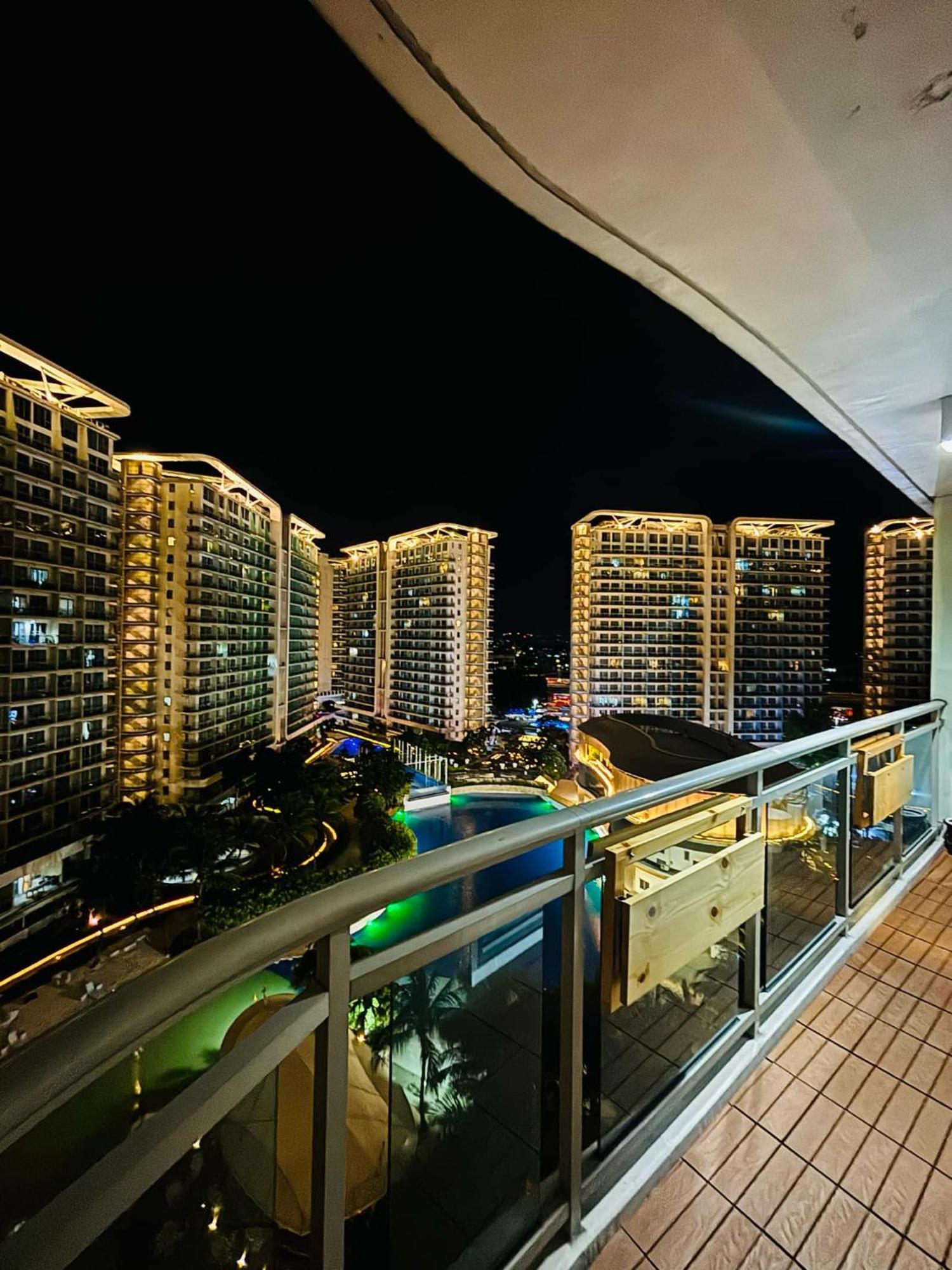 Manila Urban Resort At Azure Екстериор снимка