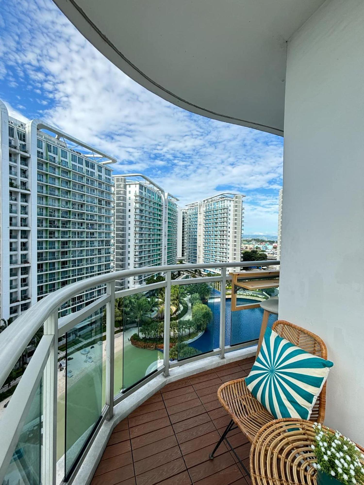 Manila Urban Resort At Azure Екстериор снимка