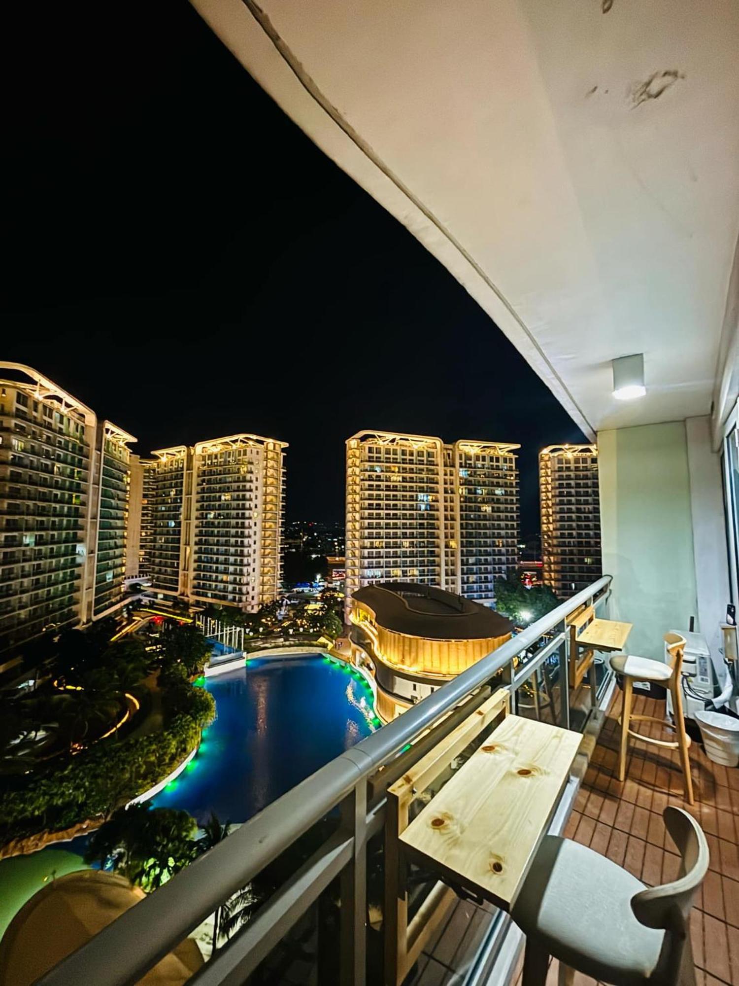 Manila Urban Resort At Azure Екстериор снимка