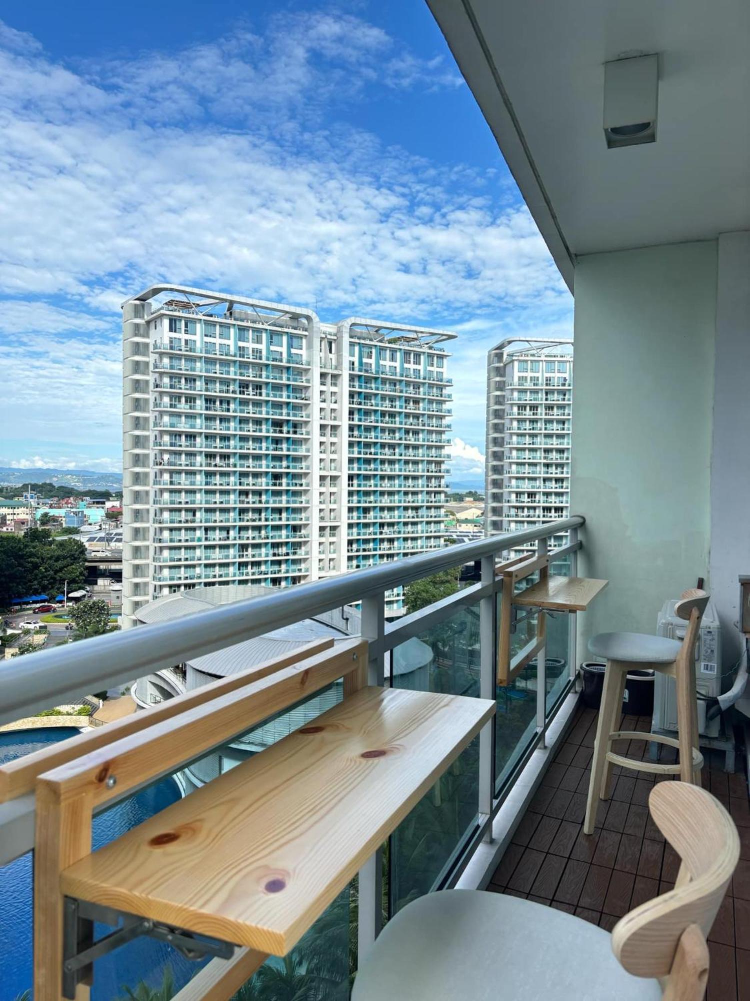 Manila Urban Resort At Azure Екстериор снимка