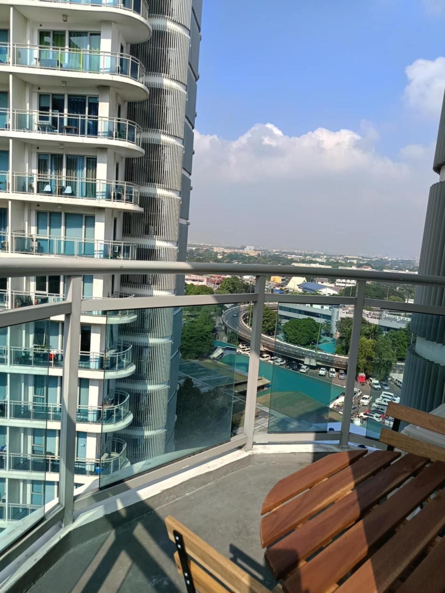 Manila Urban Resort At Azure Екстериор снимка