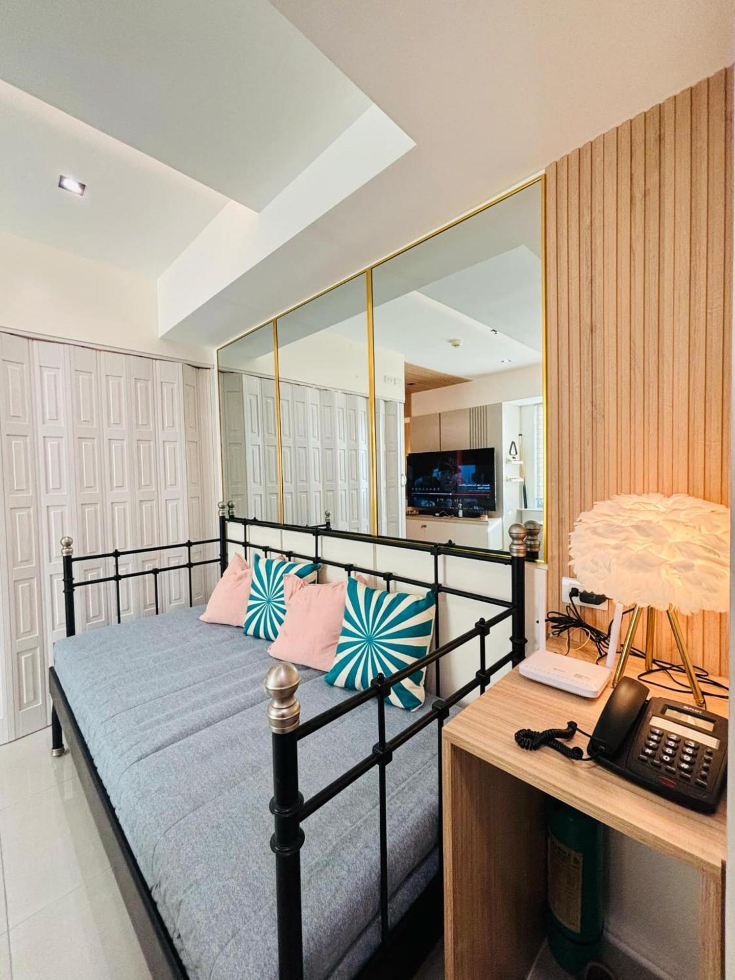 Manila Urban Resort At Azure Екстериор снимка