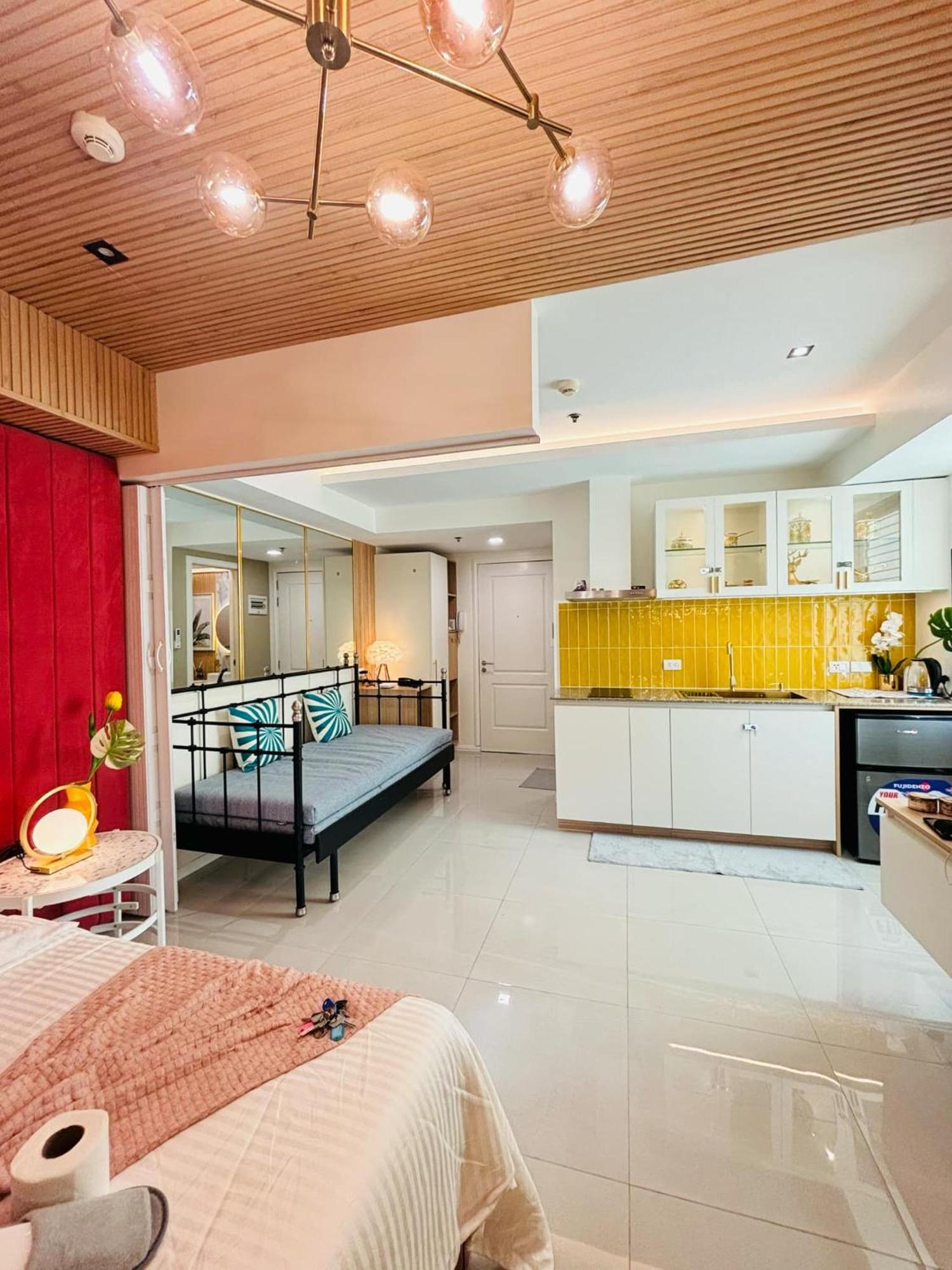 Manila Urban Resort At Azure Екстериор снимка