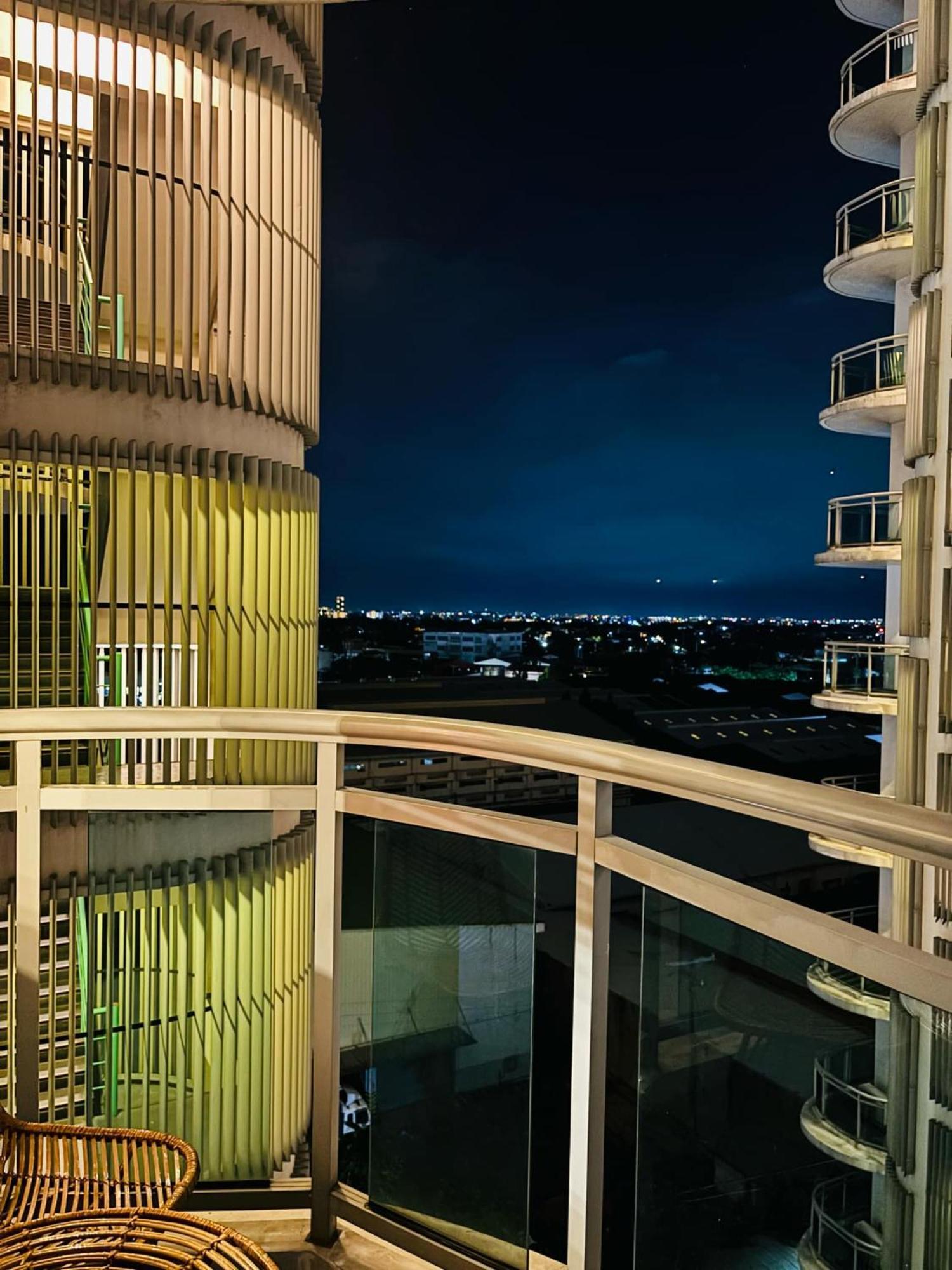 Manila Urban Resort At Azure Екстериор снимка